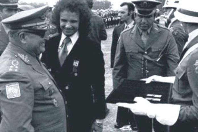 Roberto Carlos, o cantor afirma que Seu Jair, o presidente é um "cara" bem intencionado.