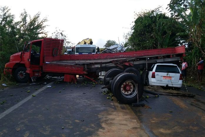 Acidente envolvendo dois caminhões e um carro de passeio deixa um morto na BR 101
