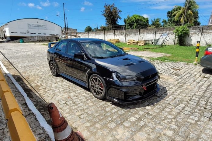 Carro de luxo rebaixado é recolhido durante operação, em Maceió