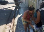 Dona de cachorro atacado e morto por pitbull é amparada por vizinhos.