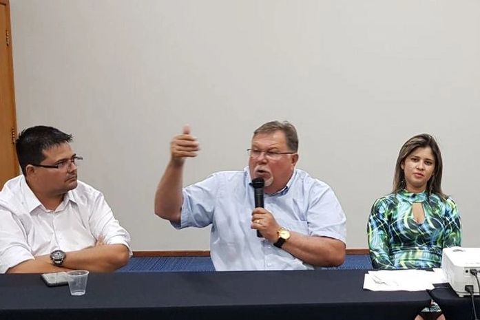 Vereador Anizão fala durante congresso