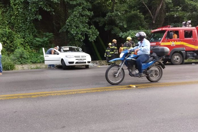 Veículo capota na Ladeira Geraldo Melo e quatro pessoas ficam feridas