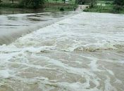 Cheia do Rio Ipanema faz ponte de povoado ficar submersa em Olivença