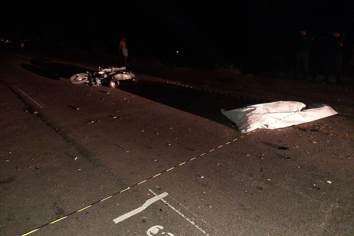 Após colidir, motociclista morre