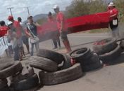 Família de adolescente que foi encontrado em cisterna faz protesto por pedido de justiça na AL-115

