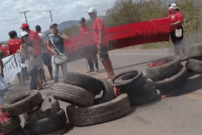 Família de adolescente que foi encontrado em cisterna faz protesto por pedido de justiça na AL-115