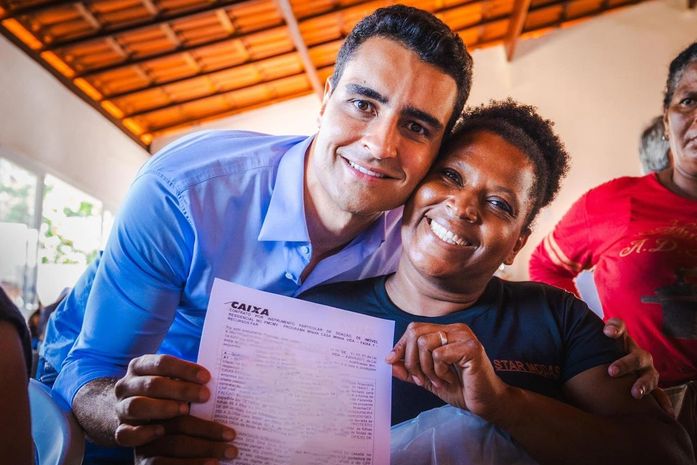 “A gente não vai largar vocês; temos muitos projetos ainda”, assegura JHC a moradores do Vergel