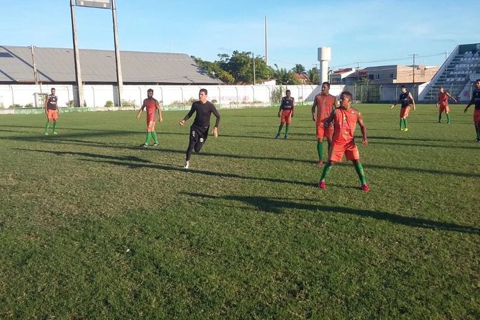 Técnico Joécio Barbosa quer que jogadores honrem a camisa do clube.