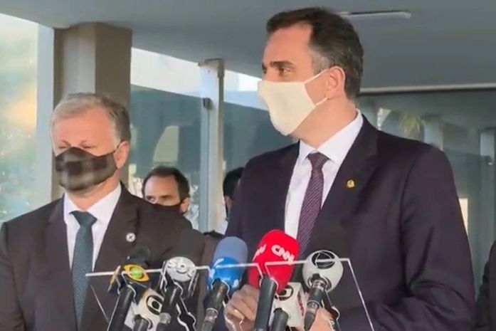 Iniciativa privada poderá negociar compra de vacinas contra Covid, diz presidente do Senado