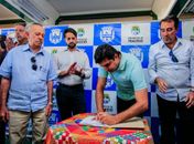 Rui Palmeira assina a ordem de serviço para a construção de novas casas em Maceió.