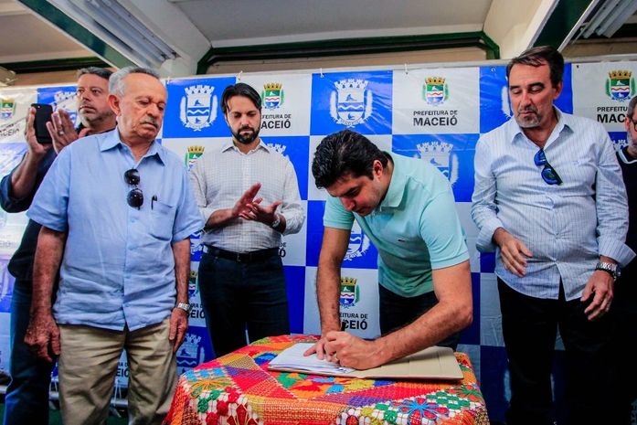 Rui Palmeira assina a ordem de serviço para a construção de novas casas em Maceió.