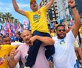 Força popular: candidato a deputado estadual Francisco Sales é carregado pelo povo em caminhada de JHC e defende mudança urgente na Assembleia