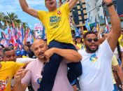 Força popular: candidato a deputado estadual Francisco Sales é carregado pelo povo em caminhada de JHC e defende mudança urgente na Assembleia