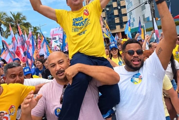 Força popular: candidato a deputado estadual Francisco Sales é carregado pelo povo em caminhada de JHC e defende mudança urgente na Assembleia