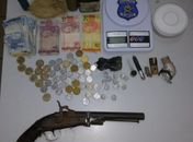 Quadrilha acusada de tráfico de drogas e assaltos a caminhoneiros é presa - Material apreendido