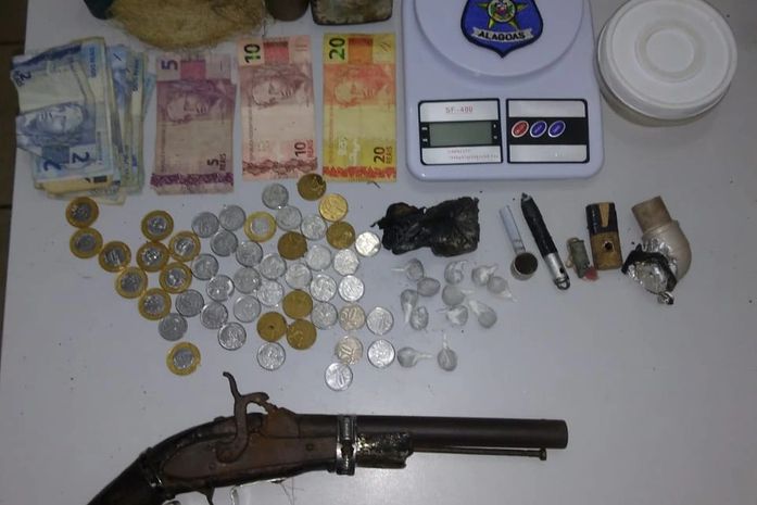 Quadrilha acusada de tráfico de drogas e assaltos a caminhoneiros é presa - Material apreendido