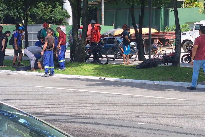 Motociclista morre após colidir com árvore e placa de trânsito, na Durval de Góes Monteiro