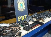 PRF apreende fuzil, pistolas e munições escondidas em carro de passeio