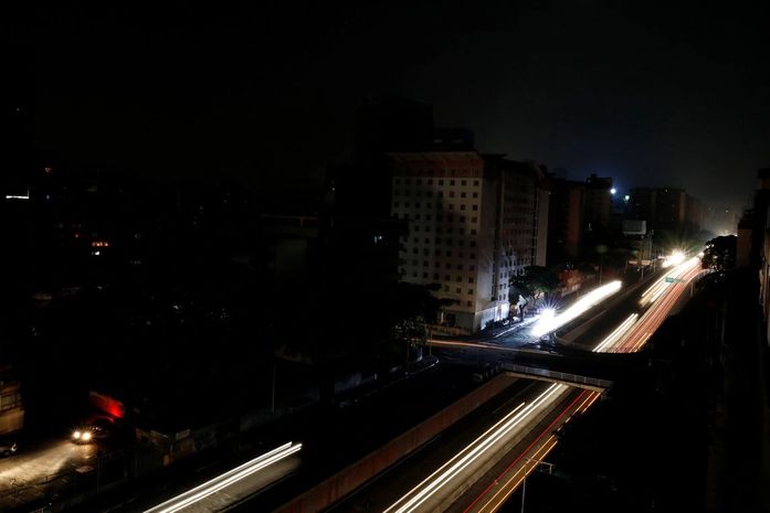 Pelo menos 17 pacientes morreram devido a apagão na Venezuela, diz ONG