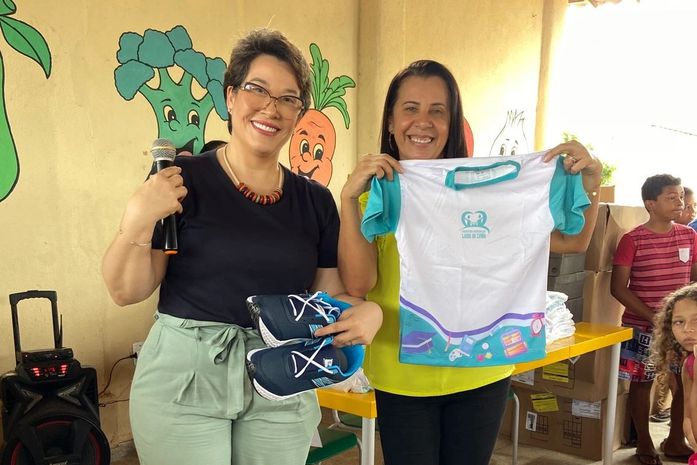 Estudantes da rede municipal de Lagoa da Canoa recebem kit com fardamento e par de tênis