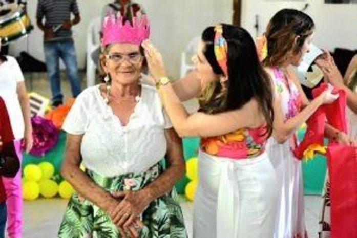 Mais de 500 homens e mulheres participam, nesta quinta (10), de mais uma edição do Baile dos Idoso