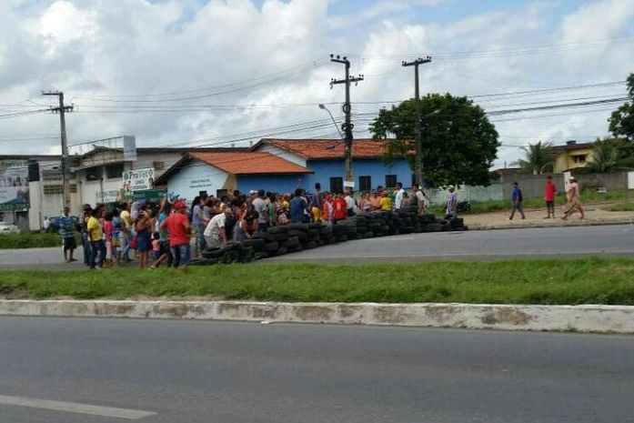 Manifestantes interditam via ao Aeroporto