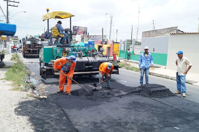 Ruas de Maceió recebem asfalto em vários bairros