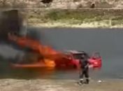Vídeo: Carro é consumido pelo fogo e jogado em barragem para conter incêndio em Piranhas