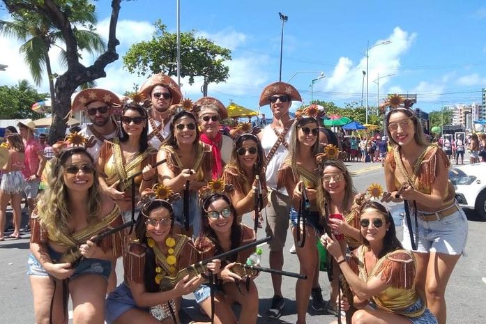 Grupo de amigas viaja pelo Brasil desde 2012 levando o nome do cangaço brasileiro em blocos e festas de carnaval.