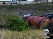 Caminhão cai de ribanceira na Avenida Rota do Mar, em Maceió