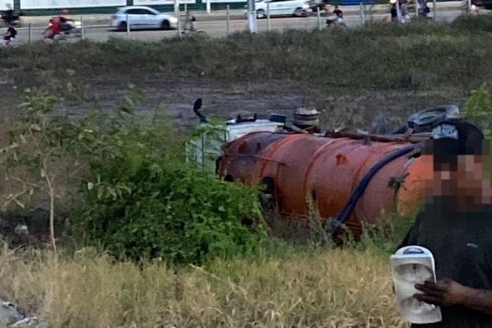 Caminhão cai de ribanceira na Avenida Rota do Mar, em Maceió