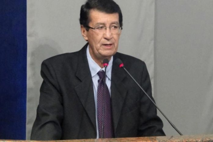 Antonio Holanda, do PMDB, avisa que vota em Rui, do PSDB
