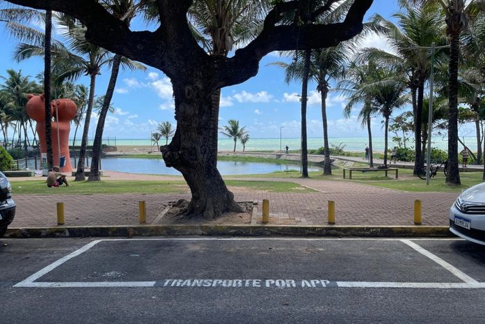 Veículos por aplicativo ganham espaços próprios para embarque e desembarque na orla de Maceió