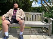 Homem descobre nova 'carreira': avaliador de bancos de praça