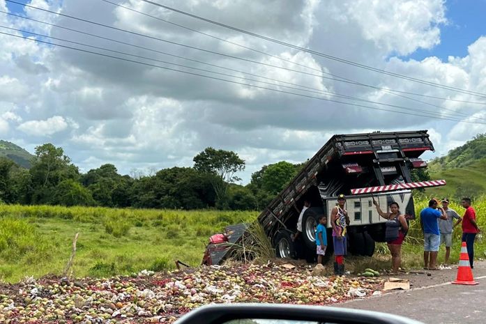 Motorista fica ferido após caminhão com carga de frutas tombar na BR-316