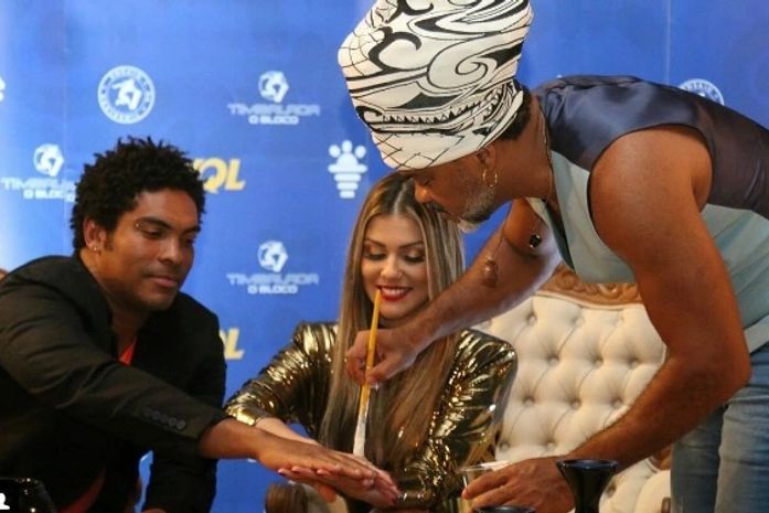 Millane Hora sendo batizada pelo cantor Carlinhos Brown