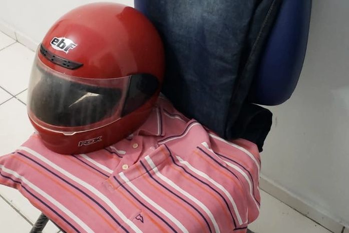 Os policiais também apreenderam roupas e capacete usados pelo acusado em um dos assaltos