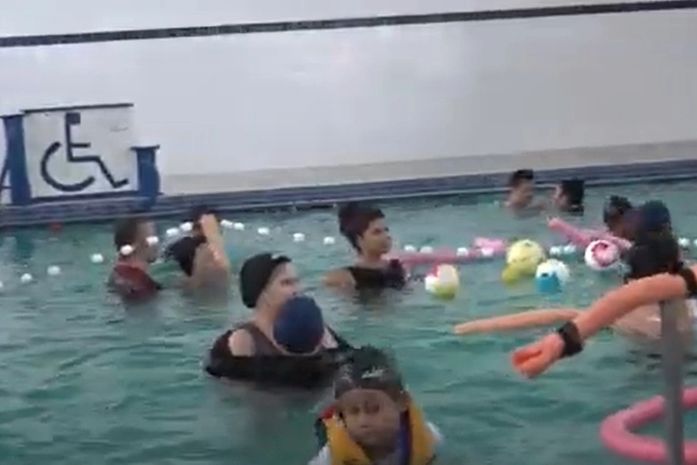 Natação é utilizada como terapia para crianças e adolescentes autistas em Arapiraca