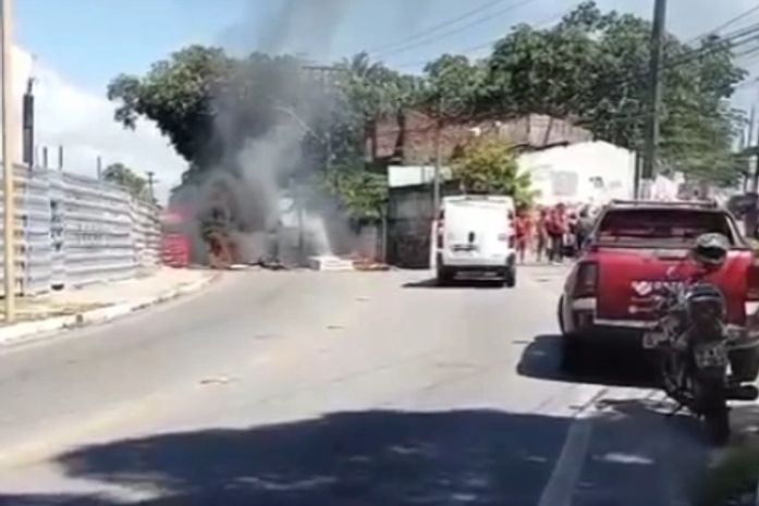 Moradores protestam contra falta de água e fecham trecho da Ladeira do Calmon