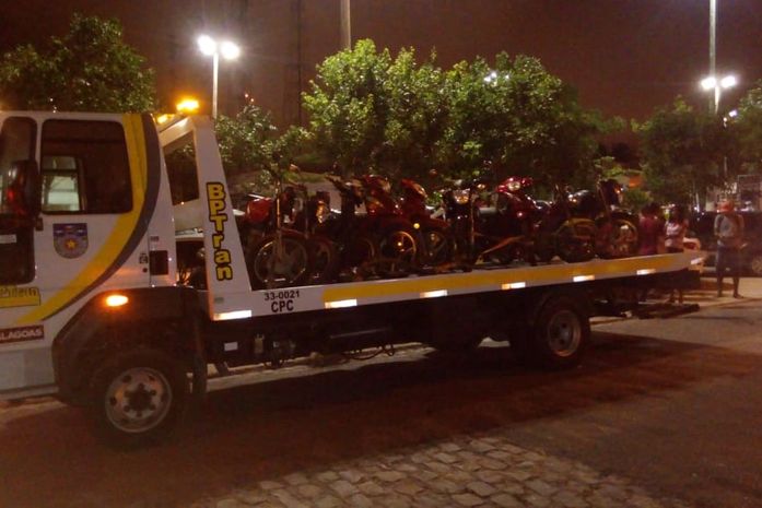 Onze motocicletas e dois carros foram recolhidos para o pátio do Detran.
