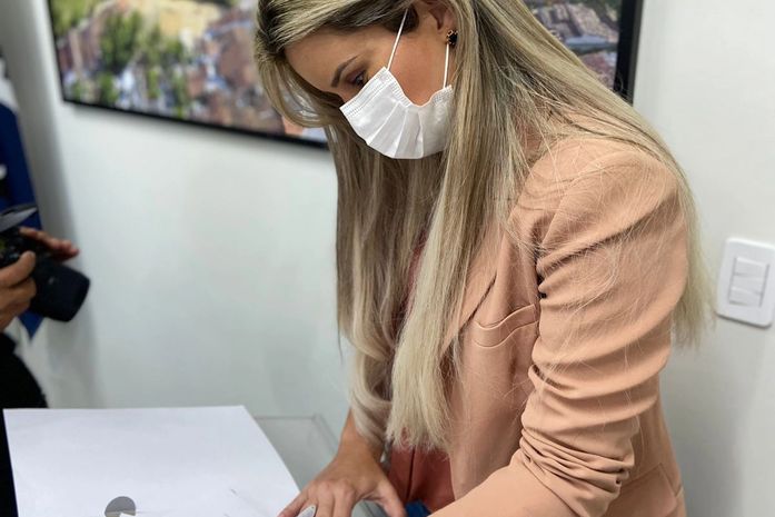Prefeita Ceci Rocha vai reajustar salários dos servidores da rede municipal de ensino em Atalaia