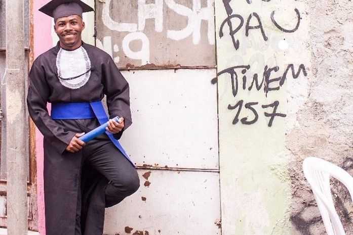 Meu nome é favela. Foi ali que eu aprendi a ser gente. Sigo firme preto e publicitário.