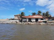 Mar avança, invade casas e causa danos em residências na Barra Nova