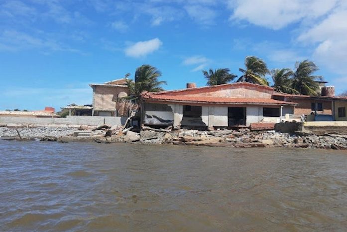 Mar avança, invade casas e causa danos em residências na Barra Nova