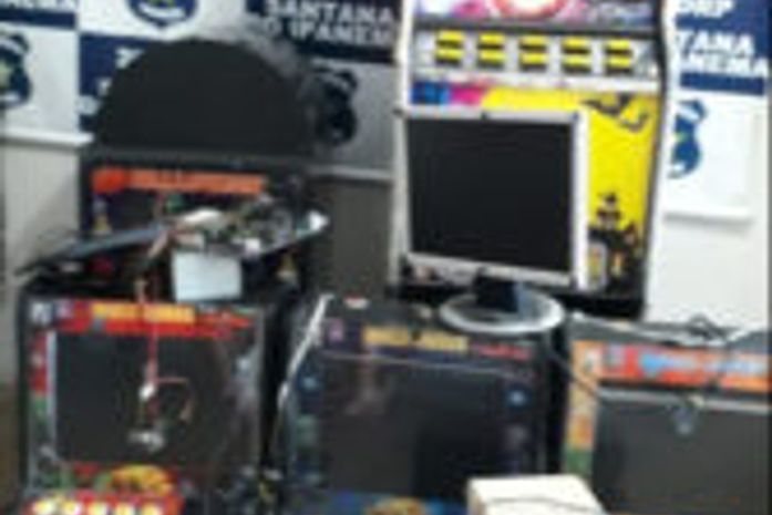 Comerciante é preso com máquinas caça-níqueis em bar