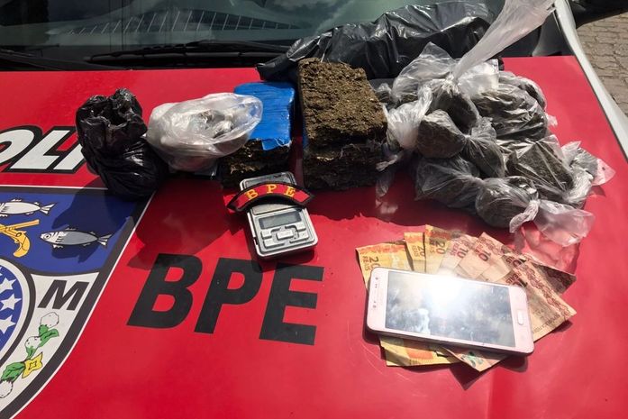 Droga apreendida com dois suspeitos de tráfico no bairro do Feitosa, em Maceió.