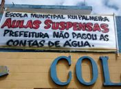 Faixa informa o motivo das aulas serem suspensas
