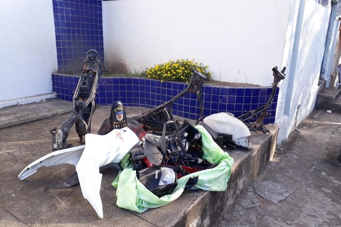 Peças apreendidas no local onde funcionava um desmanche de veículos