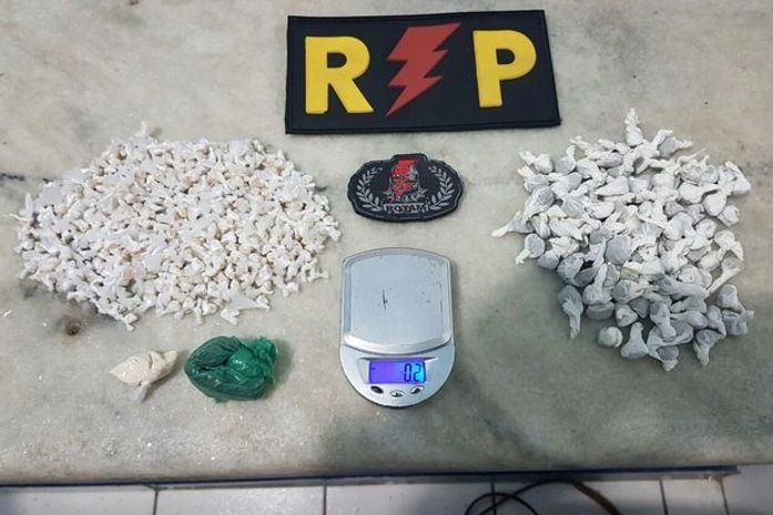 Polícia apreende 403 pedras de crack e 105 bombinhas de maconha na parte alta