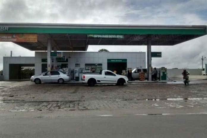 Criminosos armados roubam posto de combustível em Penedo